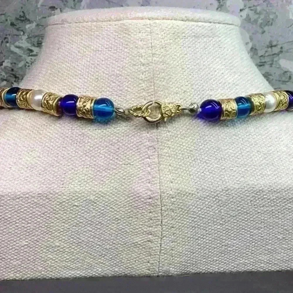 Vintage Glass Necklace with Gold Detailing - Picture 2 of 3